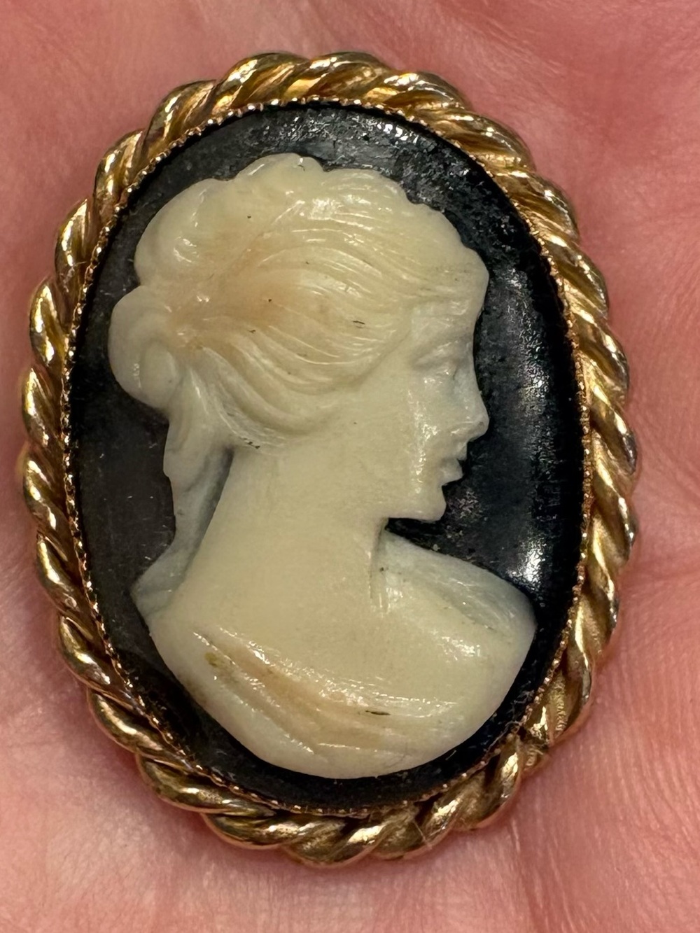 Vintage Left Facing Cameo Brooch Pin Gold Tone Rope Border Black Glass Base